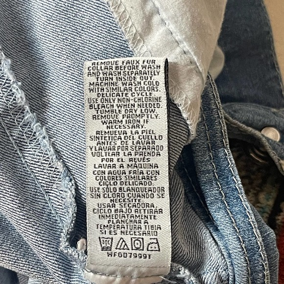 Wallflower denim Jean Jacket size L holiday snowflakes - Picture 5 of 8